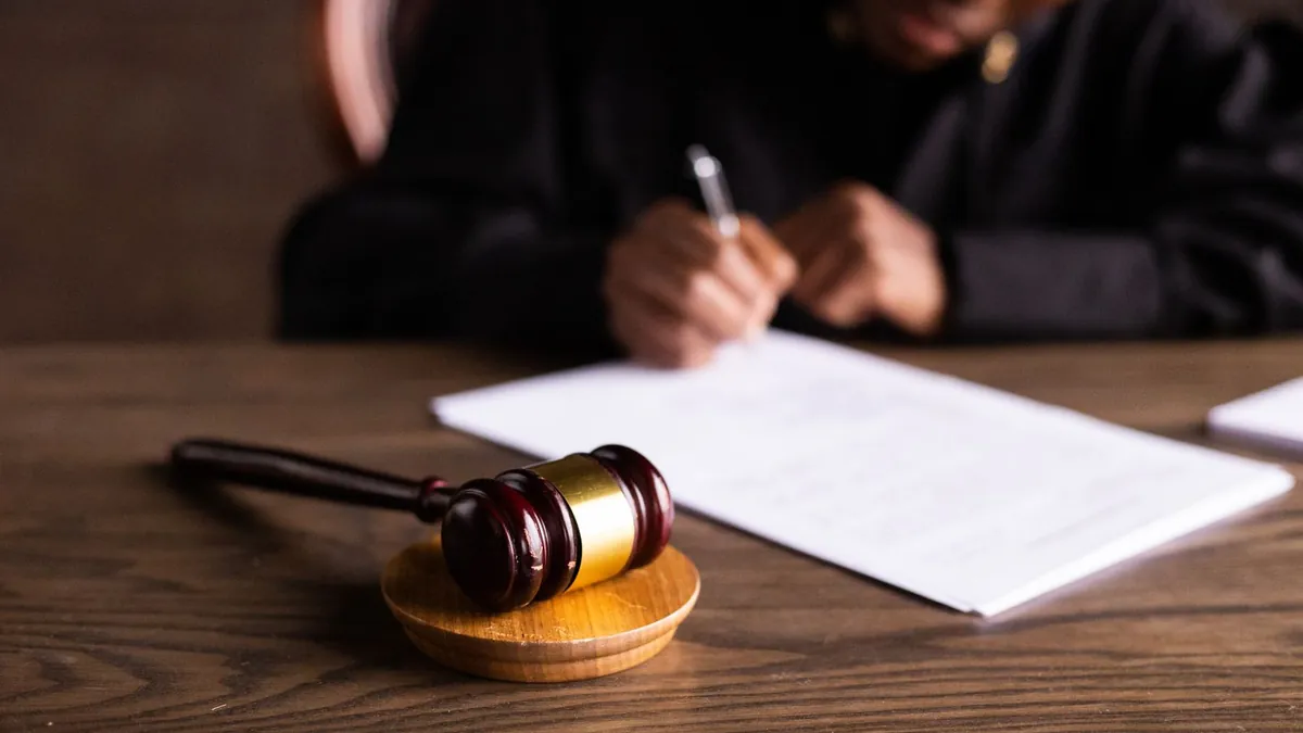 اعاده دادرسی؛ چکش دادگاه و حکم روی میز