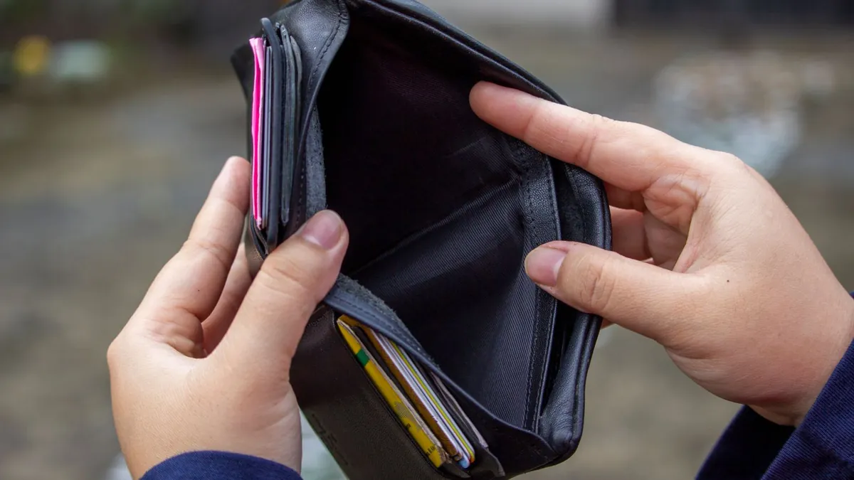 ترک انفاق؛ کیف پول خالی در دست